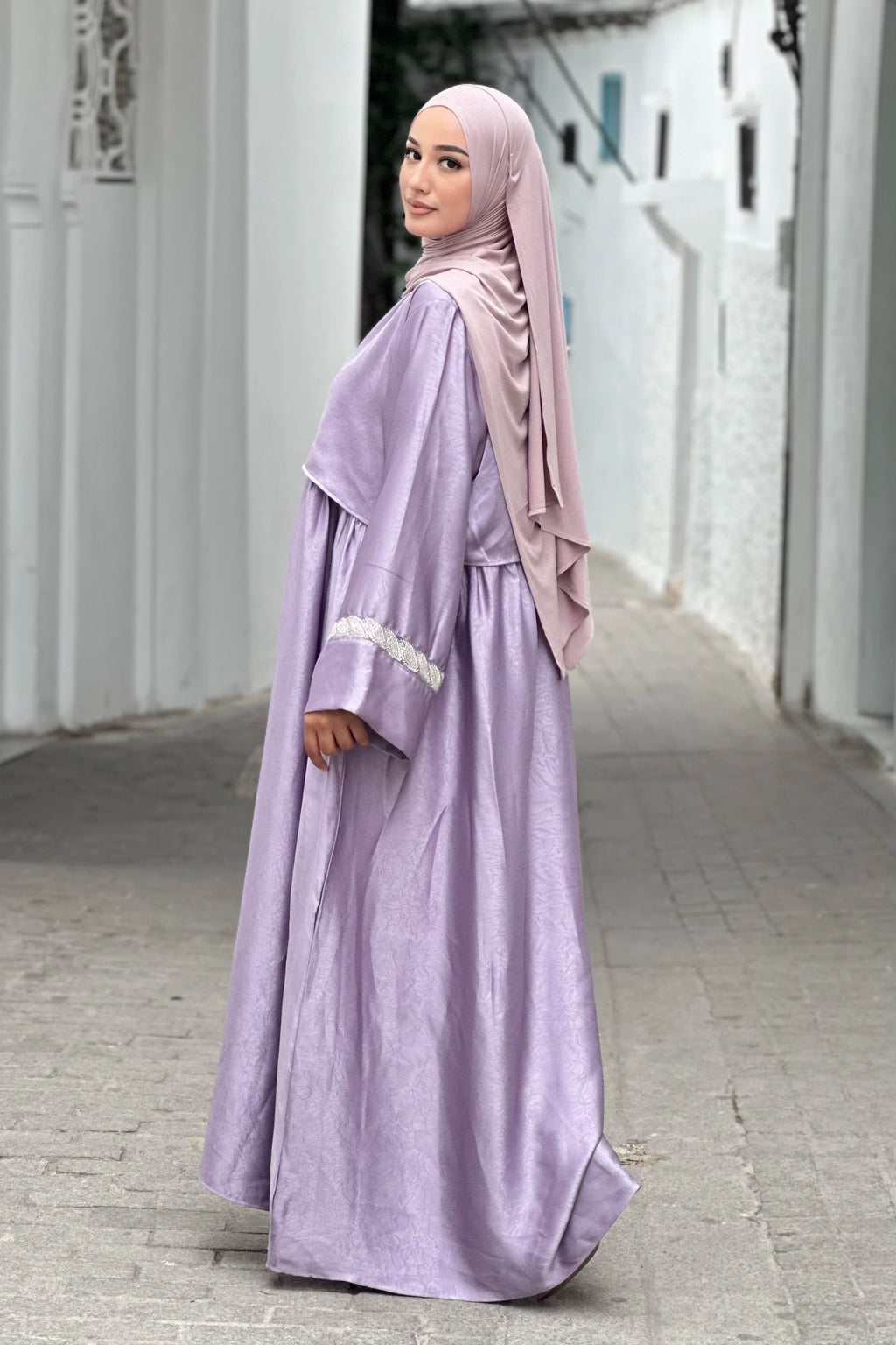 ABAYA MODERNE, AMPLE, ÉLÉGANTE & AU DESIGN MODESTE